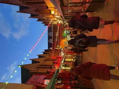 Kävely Dublinissa yöllä.