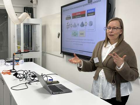 Esittelijä luokan edessä puhumassa.