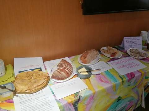 Viittä kuutta erilaista leipää maailmalta tarjoiluastioissaan pöydän päällä.