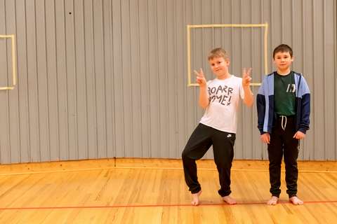 Oppilaat liikuntasalissa.