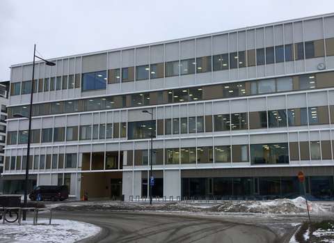 Matinkylän lukion sisäänkäynti