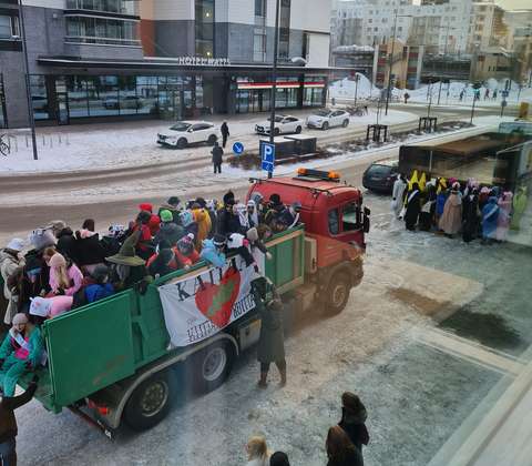 abirekat lukion edessä