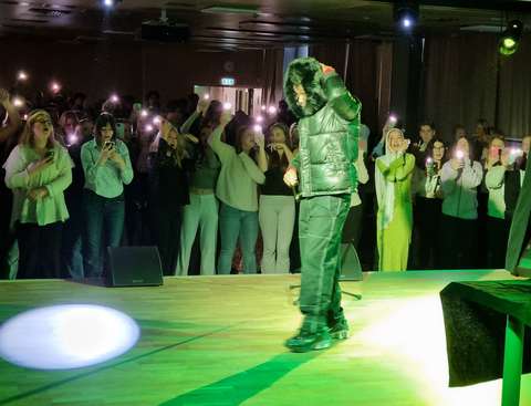 esiintyjä lavalla ja takana yleisöä