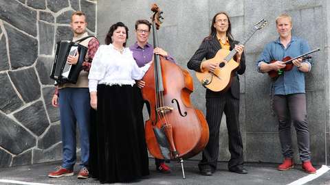 Laulaja Hilja Grönfors sekä Latso Dzinta -yhtye.