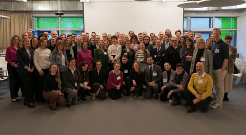 Iso joukko ihmisiä.