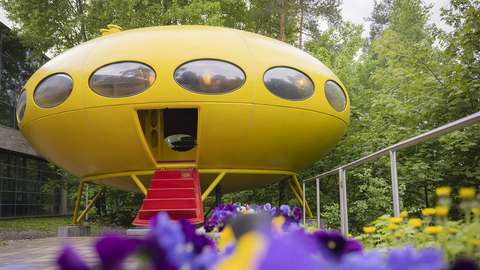 Kuva Futuro-talosta kukkien ympäröimänä.