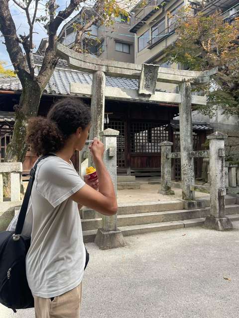 Atos kävelee kadulla