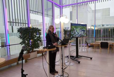 Kaavan pääsuunnittelija Minna Järvenpää kertoo kaavaehdotuksesta asukastilaisuudessa.