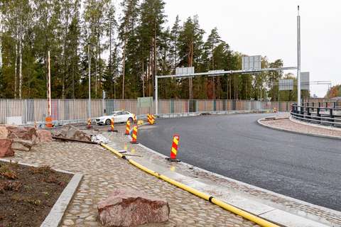 Katu, reunakiviä, auto, puita.