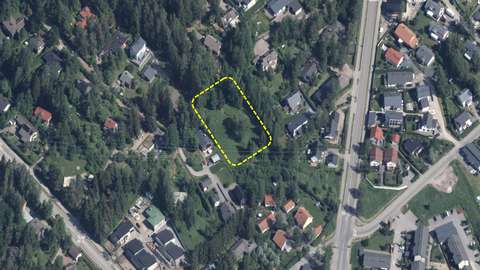 Viistoilmakuva suunnittelualueelta, jossa puoliavointa metsää.