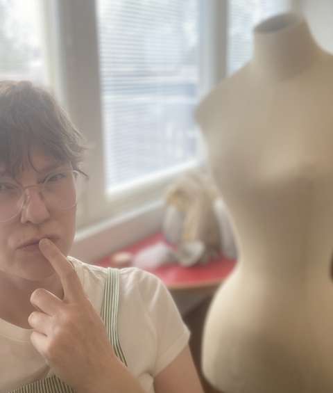 Konservaattori Kristiina Kuisma miettii miten tuki kannattaa tehdä.