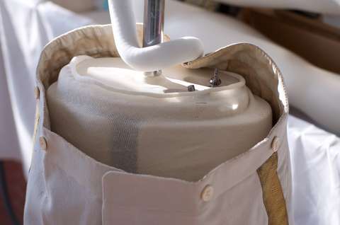 Vaatuella valkoinen hame kiinni nastoilla.