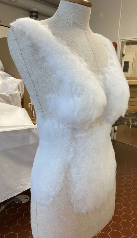 Vaatetuki valmiina pystyssä, jossa kropan muodot kohdillaan.