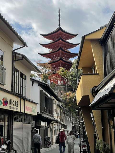 Katunäkymä kaupungista taustalla japanilainen torni.