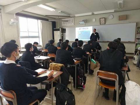 Opiskelijat istuvat luokassa