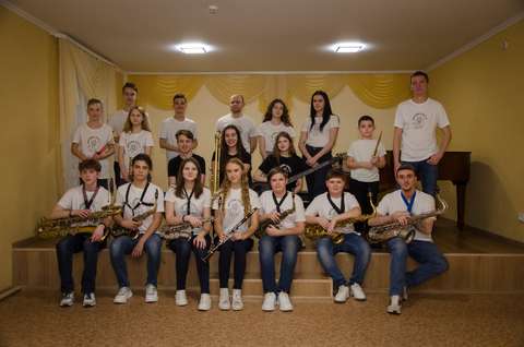 Unga spelare i Kryvyi Rih Junior Big Band poserar med gruppen.