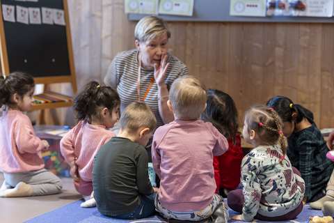 Lapsia päiväkodissa.