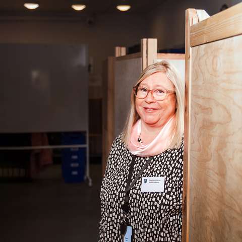 Sari Rantala bredvid röstbåset.