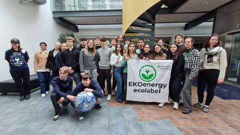 opiskelijat seisovat ryhmäkuvassa vierailulla