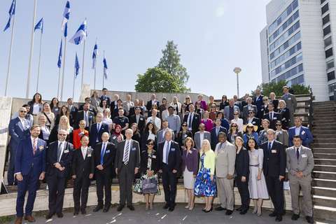 Diplomaattiyhteisö ja Espoon kaupungin edustajia Tapiolan amfin edustalla.