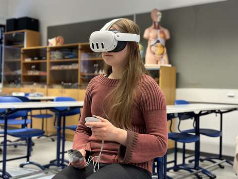 Kuvassa on VR-lasien käyttäjä luokkatilassa.