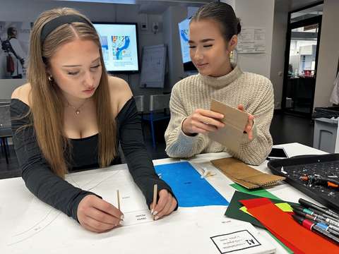 Kuvassa on VR-lasien käyttäjä luokkatilassa.