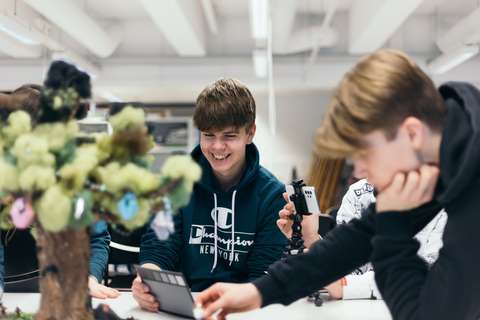 Kuvassa opiskellaan kuvataidetta kuvisluokassa.