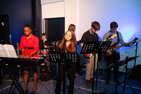 Kuvassa opiskelijoiden bändi esiintyy itsenäisyysjuhlassa.