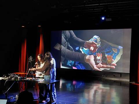 Kuvassa opiskelijat esittelevät peliään pelijameissa.