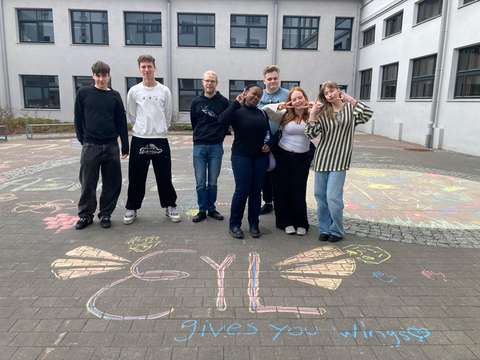 EYL antaa siivet! Jätimme terveisemme Jelgavas valsts ģimnāzijan sisäpihalle.