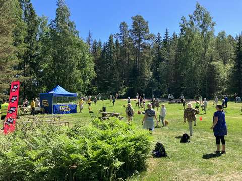  The picture shows a group of people doing  a workout together in Iso Vasikkasaari.