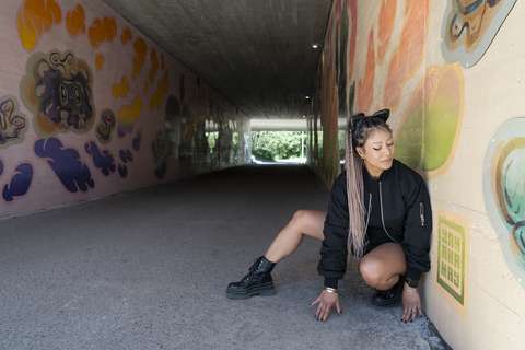 Konstnär Yamahamay och verk Dröm om tonårsgalaxer, 2024. EMMA-samling / Mattby konsttunnlar, Västerleden. 