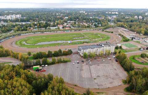 På parkeringsområdet finns söder om travbanan i Vermo. Norr om travbanan finns Vermobrantens bostadsområde.