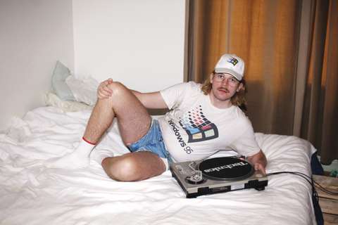 Windows95man-artistinimellä tunnettu Teemu Keisteri.