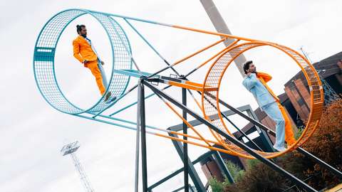 Kaksi sirkustaiteilijaa kuolemanpyörällä.