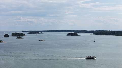 The Baltic Sea, boats and small islands on a cloudy day, photographed from the direction of the Nuottalahti marina. 