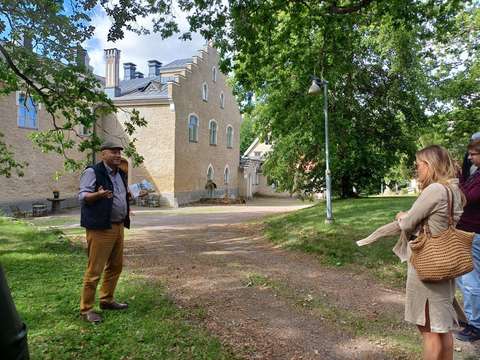 Gustav Rehnberg explaining the history of Svidja Manor.