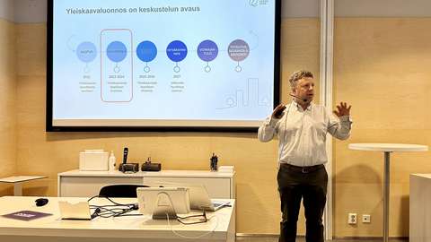 Sakari Jäppinen puhumassa aamiaisklubissa. 