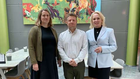 Marika Lostedt, Sakari Jäppinen ja Saija Äikäs yhteiskuvassa.