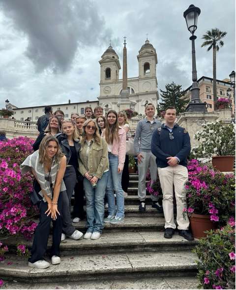 Kuva opiskelijoista Roomassa.