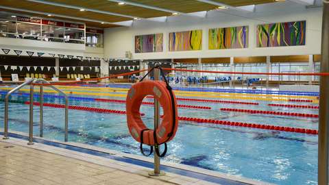The picture shows a swimming pool in a swimming hall.