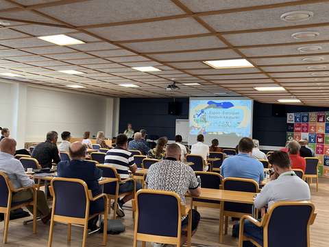 Ihmisiä kuuntelemassa esitystä.