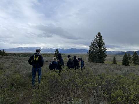 Retkeilijöitä vuorimaisemassa.