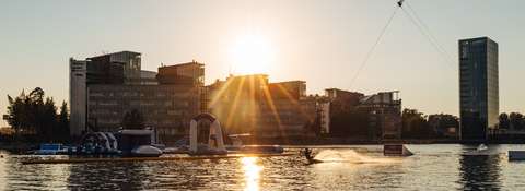 Espoon Keilaniemen toimistorakennukset auringonlaskussa.