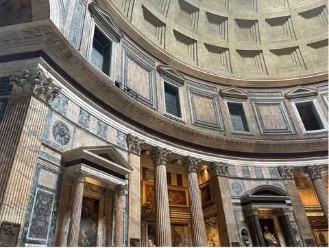 Kuva Pantheonin sisältä.