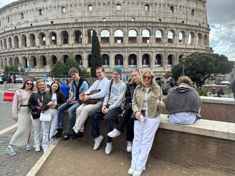 Opiskelijaryhmä Colosseumin edustalla.