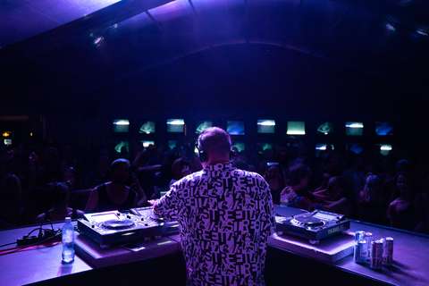 Artist uppträder på Visio-festivalen för klubbmusik 2023.