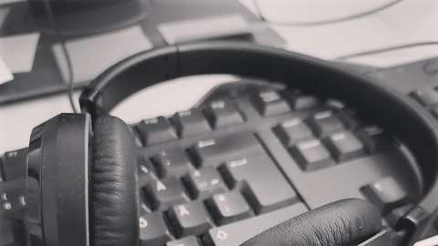 Hörlurar på datorn.