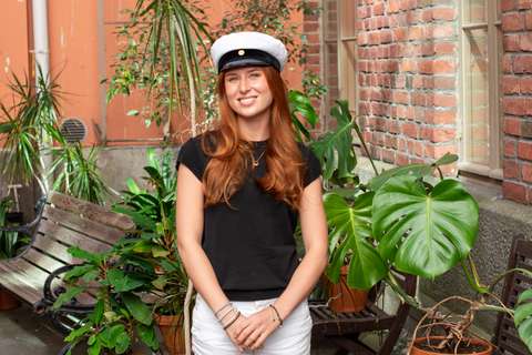 Lovisa Schulman IB-lakki päässä