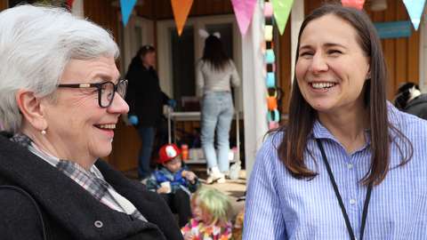 Barbro Högström  and Marietta Pöntinen are looking at each other smiling.
